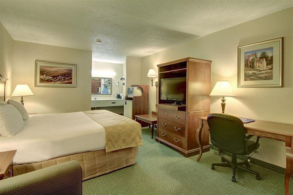 Econo Lodge Inn & Suites Griffin Room photo